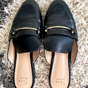 Black women’s backless loafers